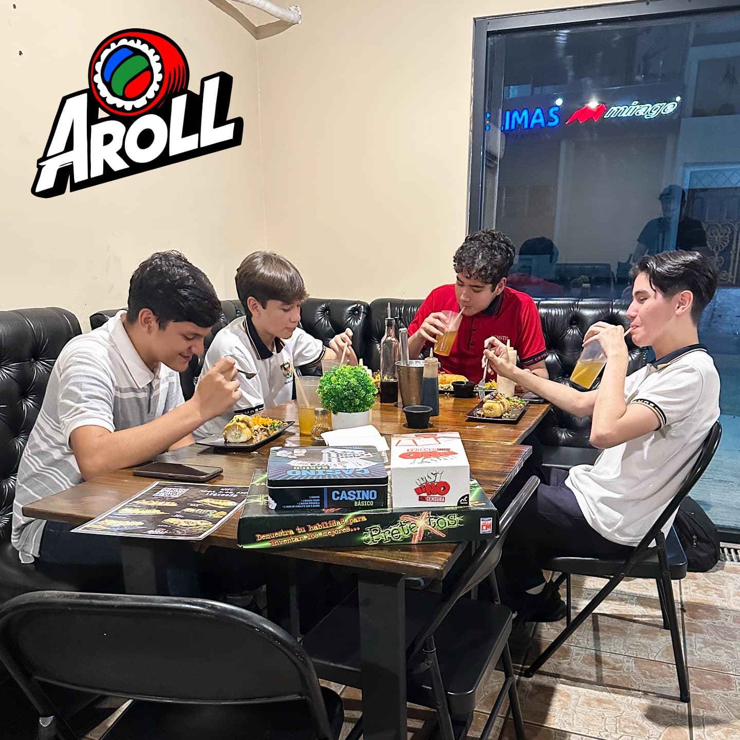 Ambiente casual en Aroll Sushi